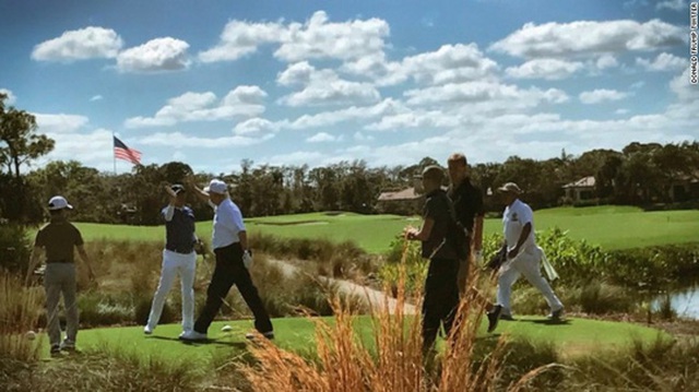 
Ông Trump chơi golf cùng Thủ tướng Abe hồi tháng 2. Ảnh: Donald Trump Twitter
