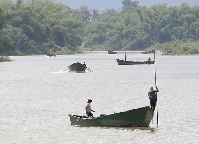 Khai thác cát trái phép diễn ra công khai trên sông Cái, tỉnh Khánh Hòa Ảnh: KỲ NAM