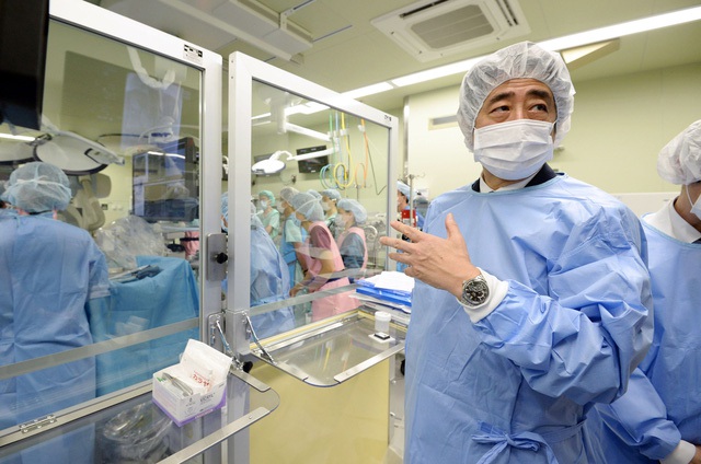 
Thủ tướng Nhật Bản Shinzo Abe thăm 1 phòng mổ tại bệnh viện
