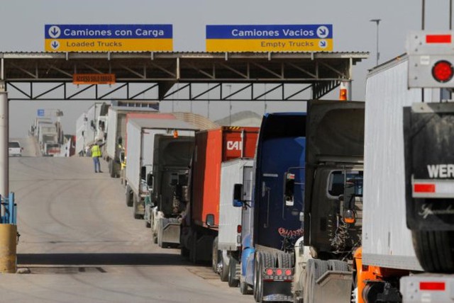 Hàng dài xe tải hàng hóa tại biên giới Mexico - Mỹ. Ảnh: Reuters.