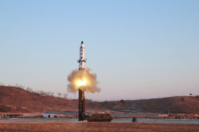  Triều Tiên phóng thử tên lửa đạn đạo mới Pukguksong-2 ngày 12/2. Ảnh: Reuters. 