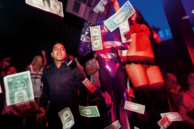 
Một khách V.I.P tung hàng trăm đô la như một cơn mưa tiền trong một đêm thứ 7 tại Marquee. Đây là nơi được xếp hạng là một trong những hộp đêm có doanh thu hàng đầu ở Las Vegas, Hoa Kỳ.
