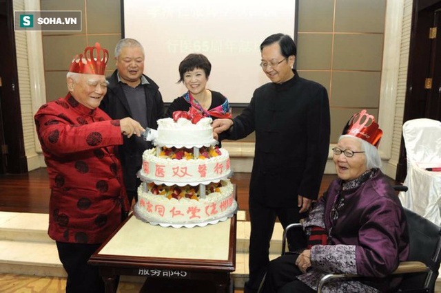 Giáo sư Nhân (bên trái) trong bữa tiệc kỷ niệm vinh danh người tròn 65 năm liên tục cống hiến cho sự nghiệp y học.