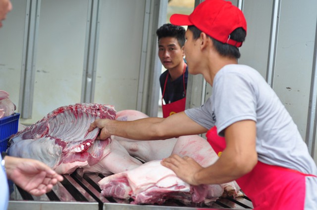   Các hội viên của Hiệp hội chăn nuôi Đồng Nai chuyển thịt heo đến điểm bán ở TP. Biên Hòa (Đồng Nai). Ảnh: Ngọc An.  