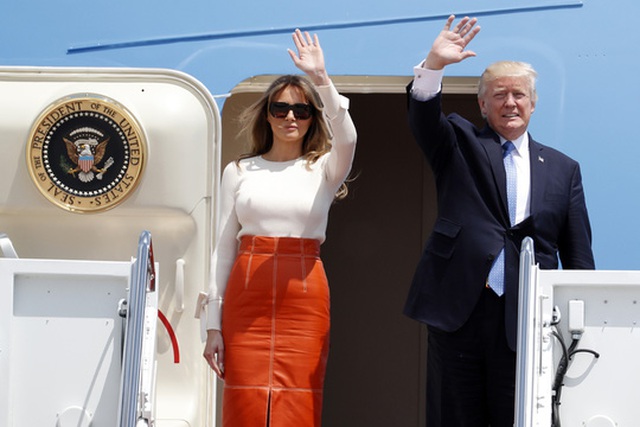 
Tổng thống Donald Trump và vợ trong chuyến công du đầu tiên. Ảnh: AP

