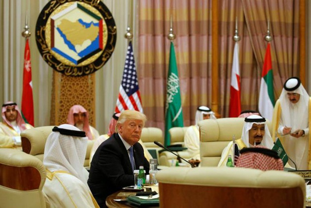 
Ông Trump tham dự hội nghị với các nhà lãnh đạo Ả Rập và Hồi giáo tại thủ đô Riyadh hôm 21-5. Ảnh: REUTERS
