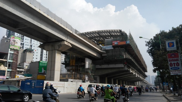 
Dự &aacute;n đường sắt tr&ecirc;n cao C&aacute;t Linh - H&agrave; Đ&ocirc;ng d&ugrave;ng vốn vay v&agrave; nh&agrave; thầu Trung Quốc chậm tiến độ, đội vốn. Ảnh: L.Bằng
