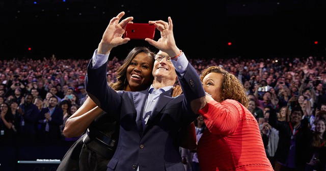 Bà Michelle Obama (trái) chụp ảnh tự sướng với CEO Apple Tim Cook và Lisa Jackson, người đứng đầu các sáng kiến xã hội và môi trường cho Apple