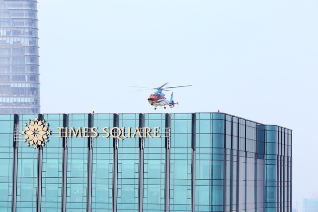 Tân Sơn Nhất kẹt xe nặng nề, Times Square thuê trực thăng chở khách VIP từ nóc tòa nhà ra thẳng sân bay