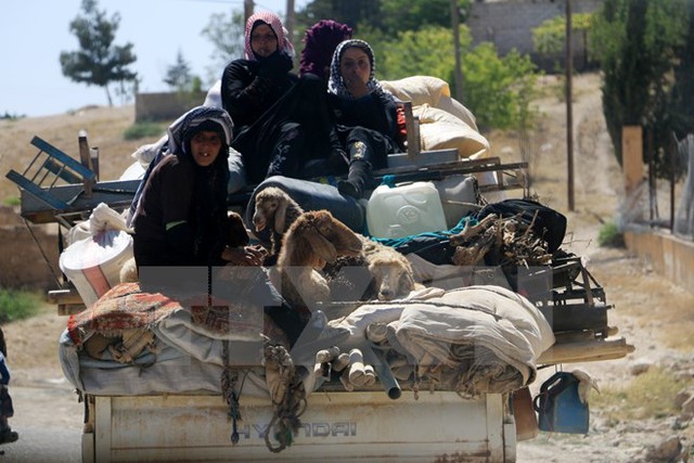 Dân thường Syria chạy khỏi các khu vực IS chiếm đóng tại Raqqa ngày 8/6. (Nguồn: EPA/TTXVN)