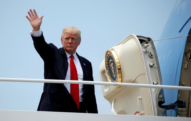 
Tổng thống Mỹ Donald Trump rời căn cứ không quân Andrews ở Maryland trên Không lực Một vào ngày 13/6
