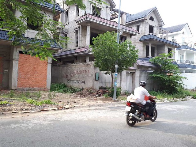 
Hàng loạt dự án BĐS “trùm mền” đang đứng trước cơ hội hồi sinh. Trong ảnh: Một khu biệt thự tại quận 9, TP.HCM đang “trùm mền”. Ảnh: THÙY LINH
