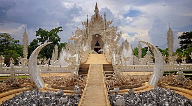 Chiang Rai: Mặc dù không nhiều du khách biết tới nhưng Chiang Rai cũng có rất nhiều địa danh tuyệt vời bạn không thể bỏ lỡ như Wat Rong Khun (Đền Trắng) tráng lệ hay “đình núi chạm trời xanh” Phu Chi Fah.