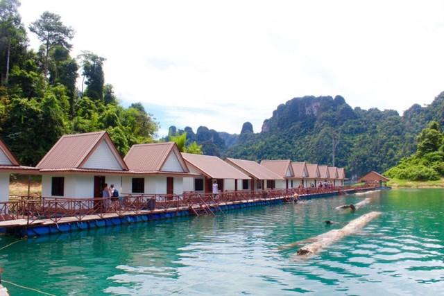 Vườn quốc gia Koh Sok: Nếu bạn đang tìm kiếm một nơi thanh bình để nghỉ ngơi thì Koh Sok chính là điểm đến dành cho bạn. Đến đây, bạn có thể đi thuyền quanh công viên, bơi trong làn nước trong mát hay chinh phục những vách đá hiểm trở.