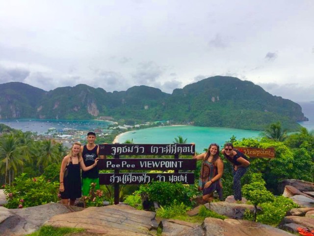 Koh Phi Phi: Đây là một trong những hòn đảo đẹp và nổi tiếng nhất của Thái Lan. Đến nơi này, bạn hãy bắt đầu hành trình bằng chuyến đi lặn ở Bamboo Island, cho khỉ ăn ở Monkey Beach và chèo thuyền ngắm hoàng hôn ở Koh Phi Phi.