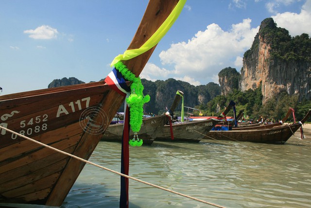 Railay: Railay hay còn gọi là Rai Leh là điểm du lịch dành cho những người ưa phiêu lưu. Nằm ở Krabi, Railay có nhiều vách đá tuyệt đẹp nhưng đầy hiểm trở thách thức những người muốn chinh phục. 