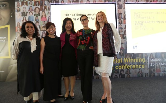 Bà Nguyễn Thị Kim Oanh (thứ hai từ phái sang) là một trong 15 người phụ nữ trong khu vực châu Á - Thái Bình Dương được chọn tham dự Hội nghị “All For Your Great Supports” dành cho nhà sáng lập mô hình kinh doanh là phụ nữ ở Mumbai.