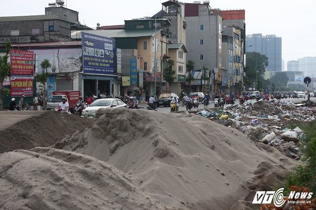 Nhiều tháng nay, nhiều người dân sinh sống quanh khu vực đường Trường Chinh (đoạn giáp ranh giữa quận Đống Đa và Thanh Xuân, Hà Nội) liên tục phản ánh về việc rác thải ngập ngụa trong giải phân cách giữa lòng đường, bốc lên mùi hôi thối nồng nặc.