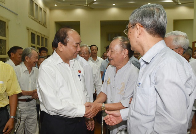 
Thủ tướng Nguyễn Xuân Phúc tiếp xúc cử tri, hội viên Câu lạc bộ Bạch Đằng, TP Hải Phòng - Ảnh: Quang Hiếu
