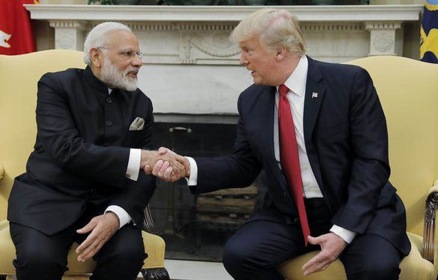 
Tổng thống Mỹ Donald Trump (phải) tiếp Thủ tướng Ấn Độ Narendra Modi tại phòng Bầu dục ngày 26/7 (Ảnh: Twitter)
