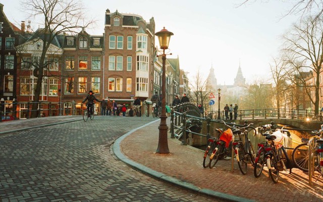 Amsterdam: Hãy dành tháng 7 của bạn cùng những người bạn ở Amsterdam để lang thang qua những con kênh và ngắm thành phố thơ mộng này hay ghé thăm nhưng bảo tàng độc đáo như Rijksmuseum hoặc mua sắm tại những cửa hàng ở Nine Streets.