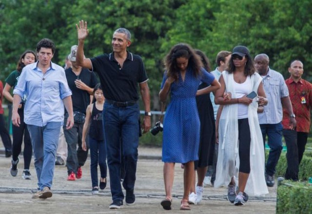 Cựu tổng thống Barack Obama (vẫy tay), con gái Malia và cựu đệ nhất phu nhân Michelle Obama (đội mũ) 