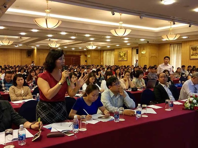Nhiều DN phản ánh gặp khó vì thủ tục thuế còn chưa rõ ràng, thống nhất. Trong ảnh: Đại diện một DN đang phát biểu tại buổi đối thoại. Ảnh: QUANG HUY