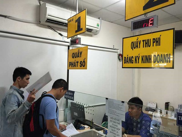 Doanh nghiệp làm thủ tục đăng ký kinh doanh tại Sở KH&ĐT TP.HCM. Ảnh: QN