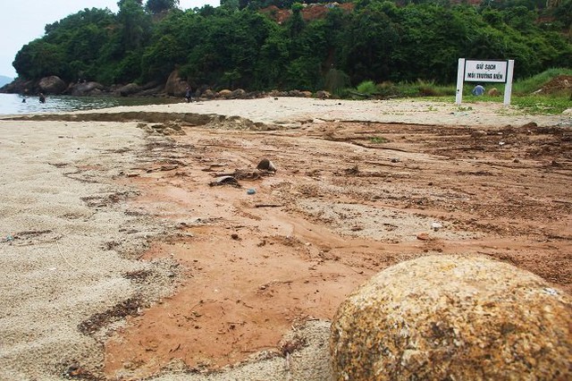 
Sạt lở từ dự án của công ty Biển Tiên Sa khiến bùn đất tràn xuống bãi cát và đổ ra biển. Ảnh: Cao Thái
