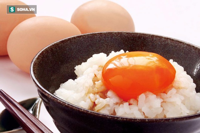Ăn trứng sống tiềm ẩn nhiều nguy hại cho sức khỏe.