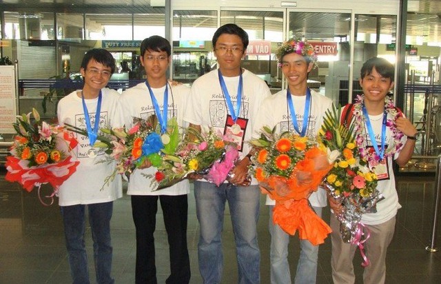 
Vũ Hồng Anh (ngoài cùng bên trái) cùng các thành viên đội tuyển tham dự Olympic Vật lý quốc tế năm 2009. Ảnh: FBNV.
