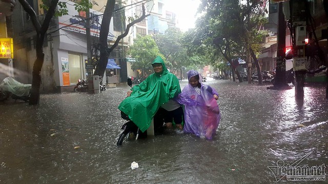
Nhiều nơi ở Hà Nội ngập sâu sau mưa lớn dồn dập ngày hôm qua. Ảnh: Trần Thường
