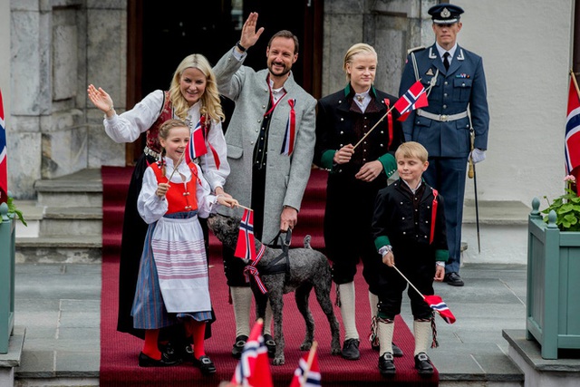 Gia đình hoàng gia Na Uy cùng chú chó hoàng gia.