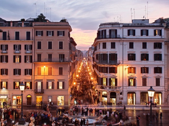 Rome: Những mặt hàng hay các thiết kế thủ công ở nơi đây luôn là lựa chọn hoàn hảo cho những tín đồ mua sắm.