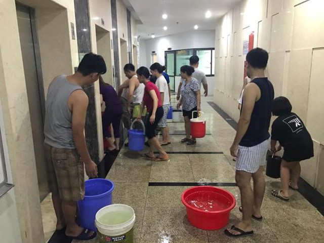 
Thiếu nước sinh hoạt ảnh hưởng nghiêm trọng đến cuộc sống của người dân chung cư khu Tây nam Linh Đàm.
