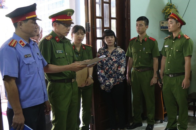Trịnh Thị Bích Trâm (mặc áo khoác đứng giữa) bị bắt khẩn cấp
