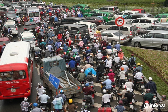 
Tình hình kẹt xe tại cửa ngõ Tân Sơn Nhất vào 20/7 vừa qua
