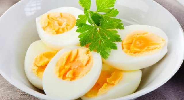 
Mỗi quả trứng gà lớn cung cấp 6,3 gram protein, giàu vitamin D, vitamin A và ít năng lượng khoảng 73 calories
