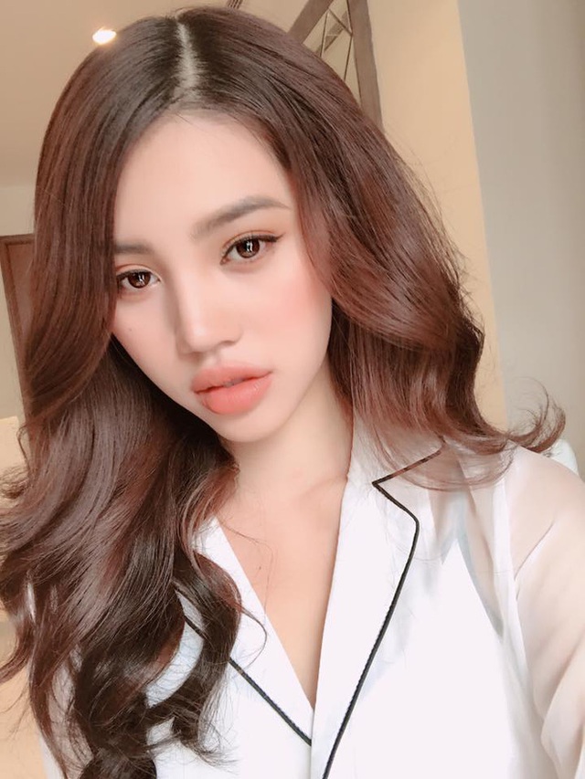 
Jolie Nguyễn - 1 trong số ít các tiểu thư đình đám lọt vào danh sách hội con nhà giàu Việt Nam.
