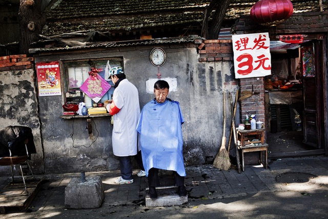 
Cắt tóc trong một hẻm cổ ở Bắc Kinh. Ảnh: Marcus Bleasdale
