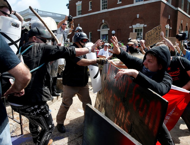 
Đụng độ ở TP Charlottesville, bang Virginia hôm 12-8. Ảnh: Reuters.
