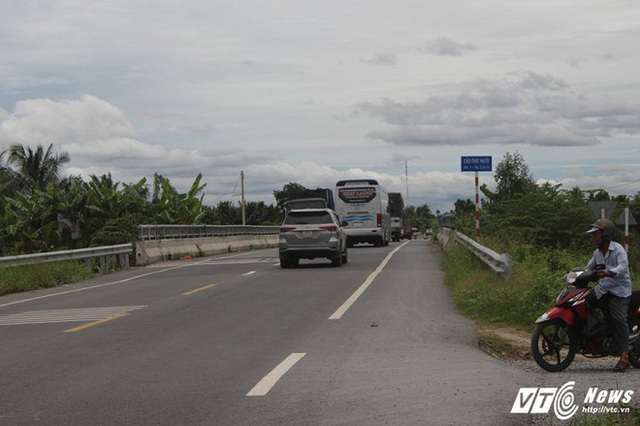 Cầu Ông Mười là cầu đầu tiên trong 5 cây cầu được xây dựng trên tuyến đường tránh đi qua Thị xã Cai Lậy.