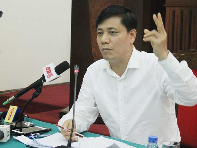 
Ông Nguyễn Ngọc Đông, Thứ trưởng Bộ GTVT, trả lời liên tiếp các câu hỏi của báo chí. Ảnh: V.LONG
