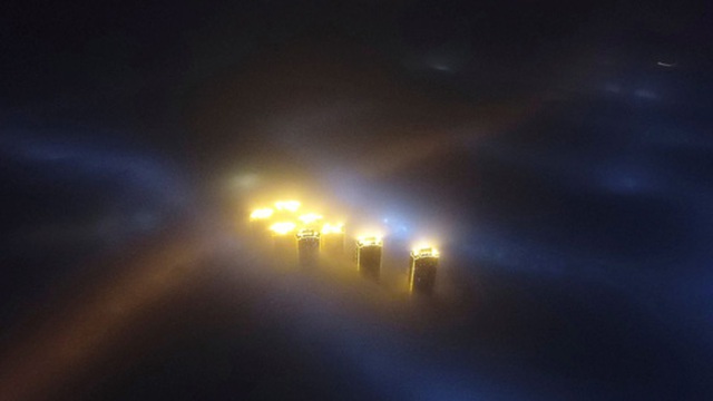 Khói bụi ô nhiễm bao phủ TP Thiên Tân - Trung Quốc vào ban đêm Ảnh: REUTERS