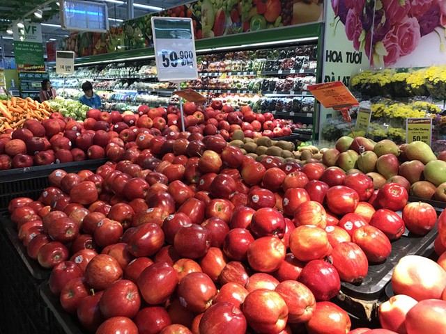 Các loại trái cây ngoại được nhập khẩu về ồ ạt, bày bán tràn ngập tại thị trường