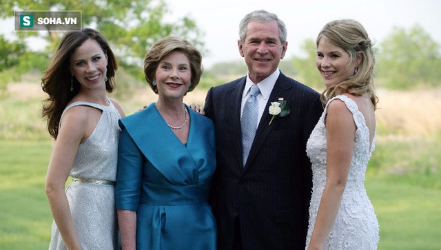 Ông George W. Bush cùng vợ và hai cô con gái sinh đôi.