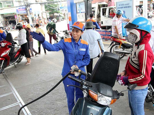 
Bộ Tài chính cho rằng giá xăng trong nước còn rẻ so với nhiều nước nên phải tăng thuế lên 8.000 đồng/lít. Trong ảnh: Người dân mua xăng tại một cửa hàng xăng dầu tại quận Tân Bình, TP.HCM. Ảnh: HOÀNG GIANG
