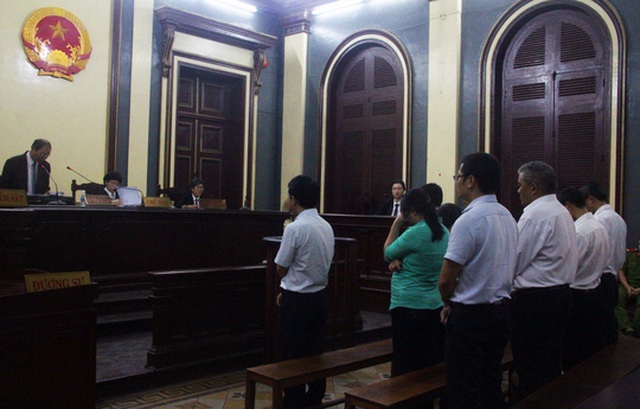 
Các bị cáo nghe tòa tuyên án vào sáng ngày 25-8.
