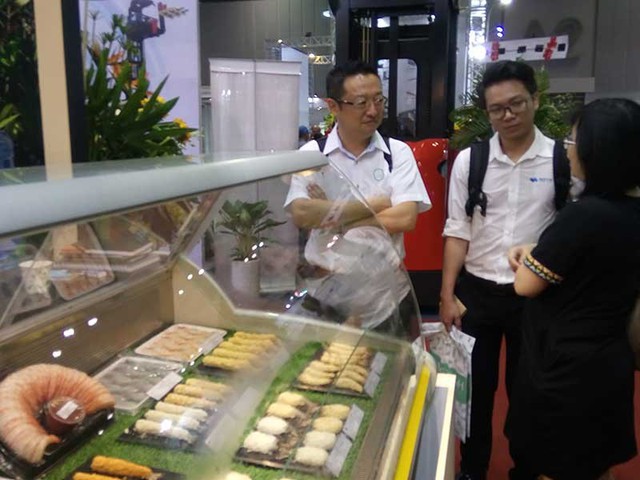 
Người giàu Trung Quốc sẵn sàng chấp nhận giá cao miễn sản phẩm đảm bảo chất lượng. Trong ảnh: Một khách hàng Trung Quốc đang tìm hiểu mặt hàng thủy sản Việt. Ảnh: QUANG HUY
