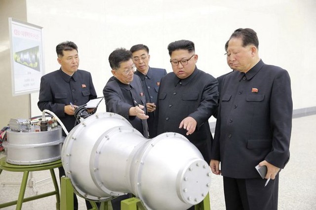 Nhà lãnh đạo Triều Tiên Kim Jong-un kiểm tra một quả bom khinh khí-bom H. (Nguồn: Reuters)